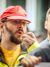 Dritte Verhandlung im KFZ-Gewerbe gestartet: 800 Beschäftigte zeigen Arbeitgeber rote Karte!