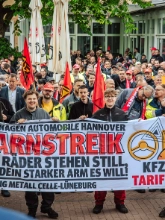 Dritte Verhandlung im KFZ-Gewerbe gestartet: 800 Beschäftigte zeigen Arbeitgeber rote Karte!
