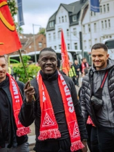 Dritte Verhandlung im KFZ-Gewerbe gestartet: 800 Beschäftigte zeigen Arbeitgeber rote Karte!