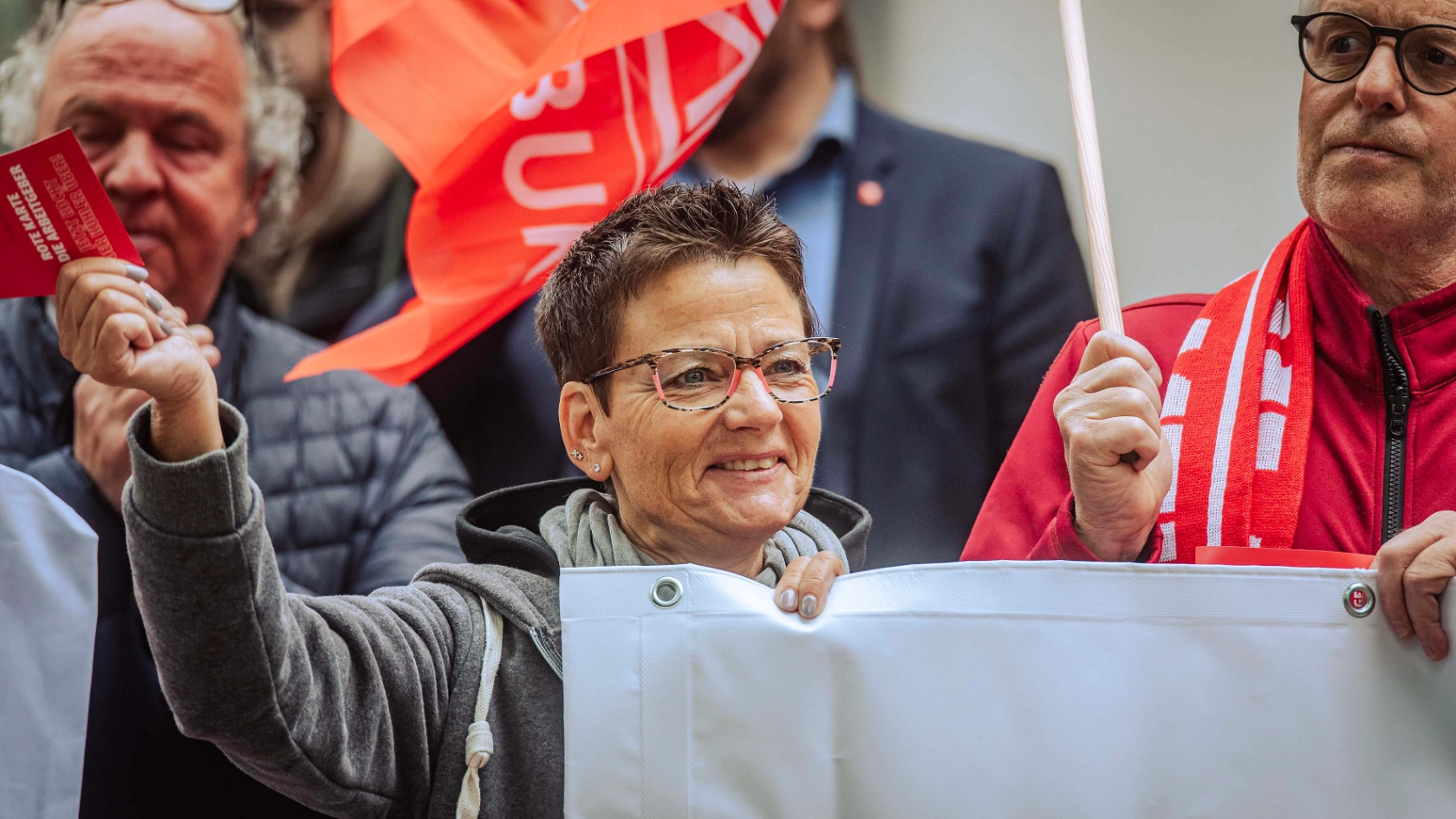 Dritte Verhandlung im KFZ-Gewerbe gestartet: 800 Beschäftigte zeigen Arbeitgeber rote Karte!