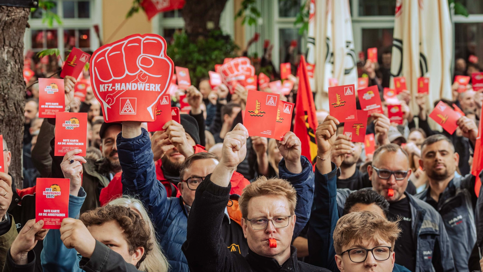 Dritte Verhandlung im KFZ-Gewerbe gestartet: 800 Beschäftigte zeigen Arbeitgeber rote Karte!