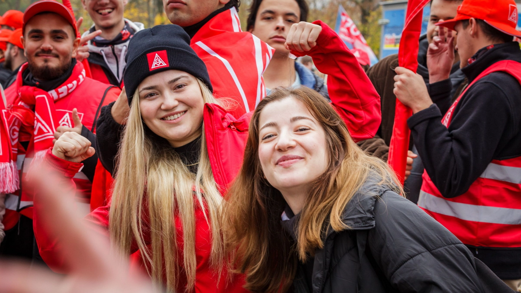 Beschäftigte machen zur Metall-Tarifrunde 2024 mit Warnstreik Druck für ihre Forderungen