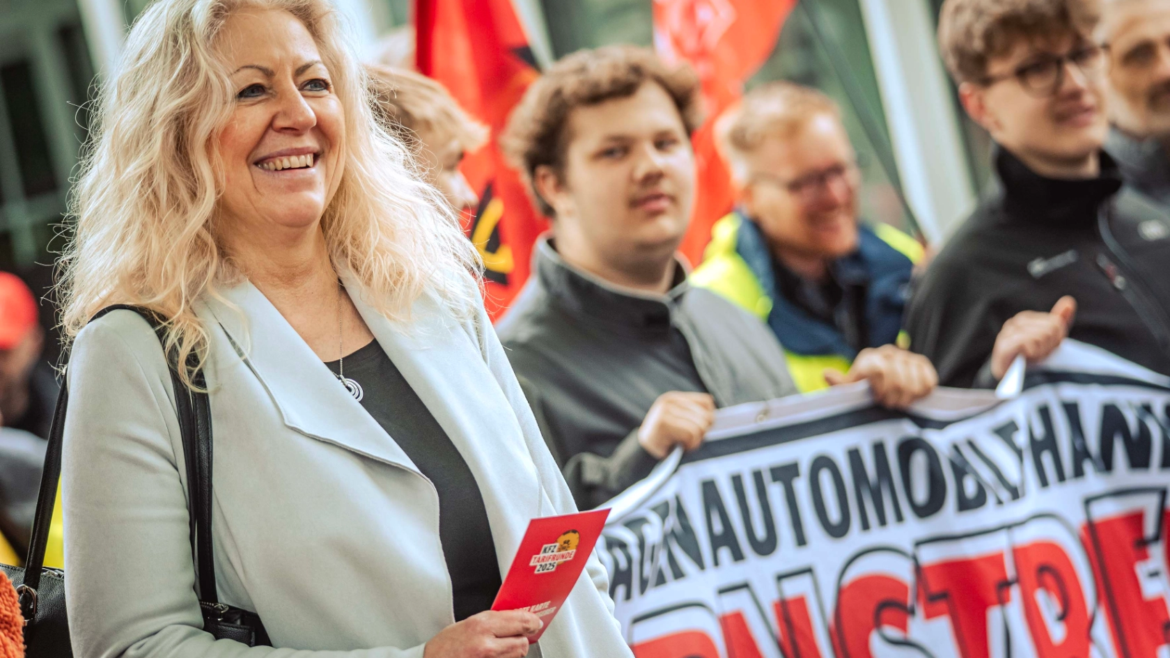 Dritte Verhandlung im KFZ-Gewerbe gestartet: 800 Beschäftigte zeigen Arbeitgeber rote Karte!