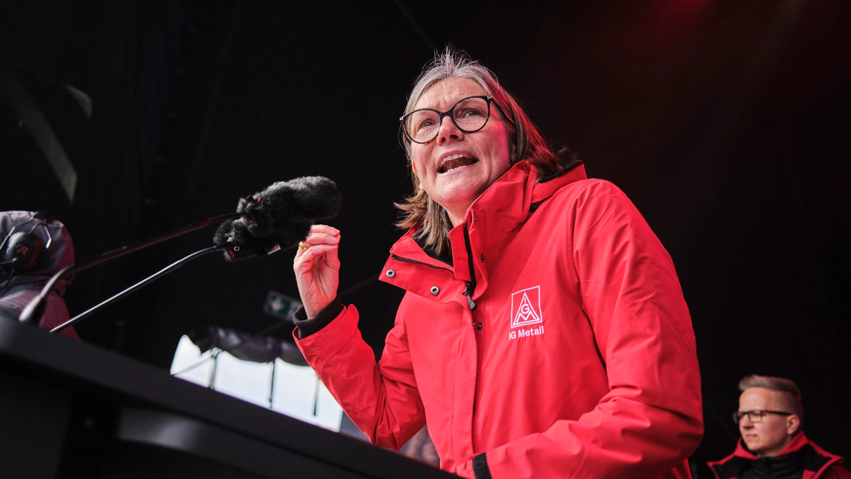 Rund 9.000 Gewerkschafterinnen und Gewerkschafter zeigen in Hannover Flagge für Industriearbeitsplätze und gegen Kahlschlag – Deutschland muss Industrieland bleiben!