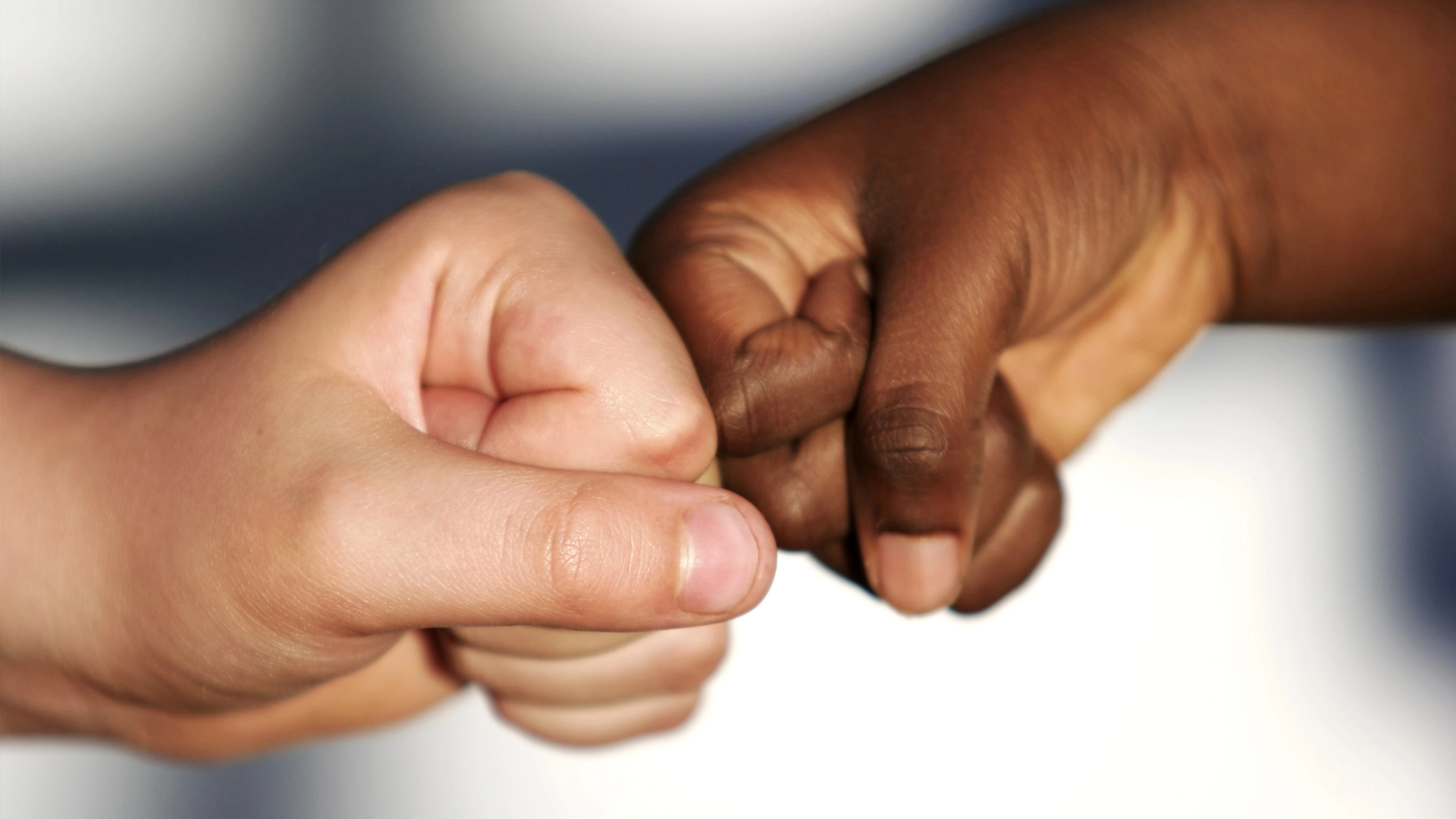 Zwei Fäuste unterschiedlicher Hautfarbe