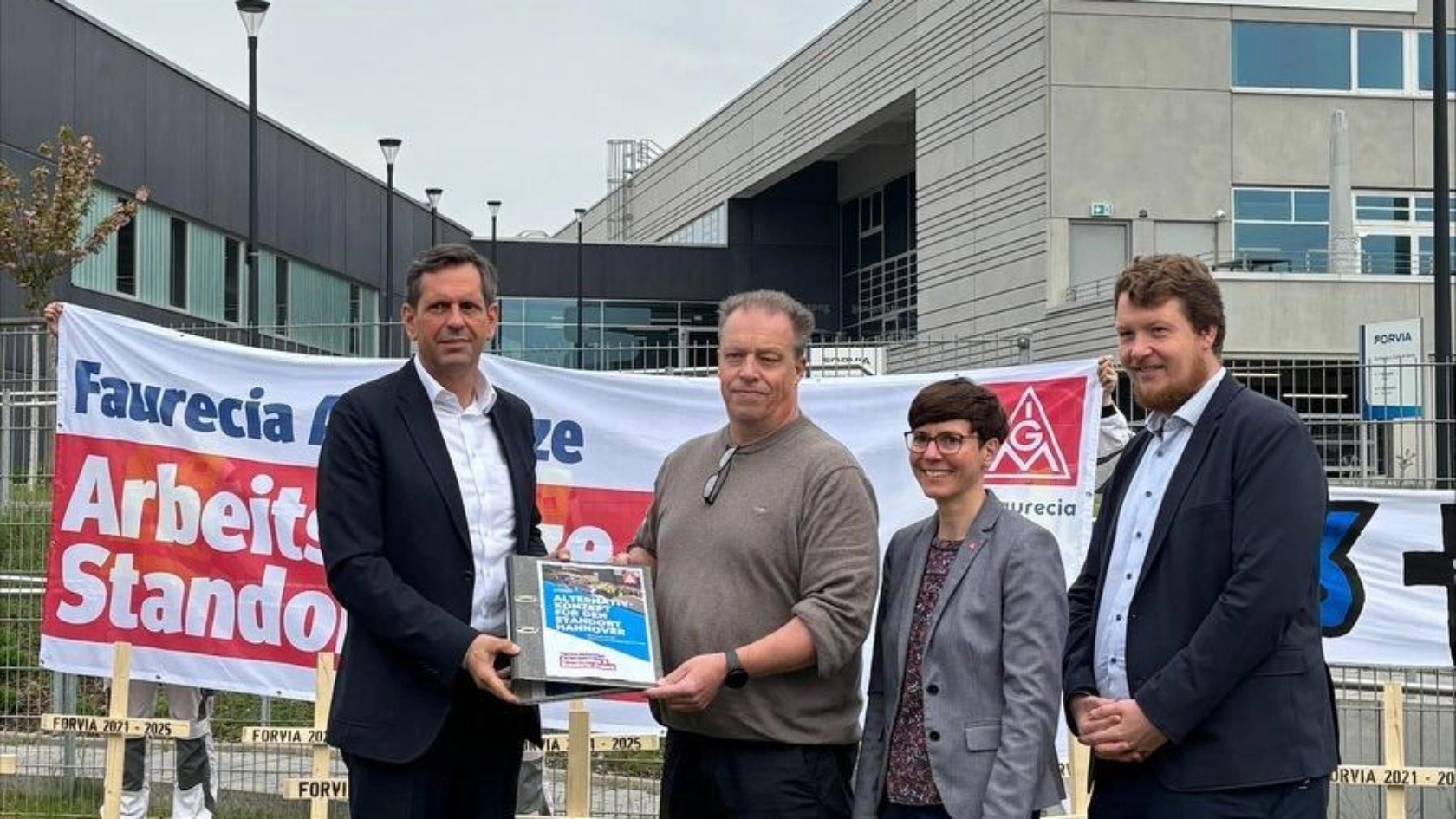 Aktion bei Faurecia am 23.4.2025 mit Olaf Lies