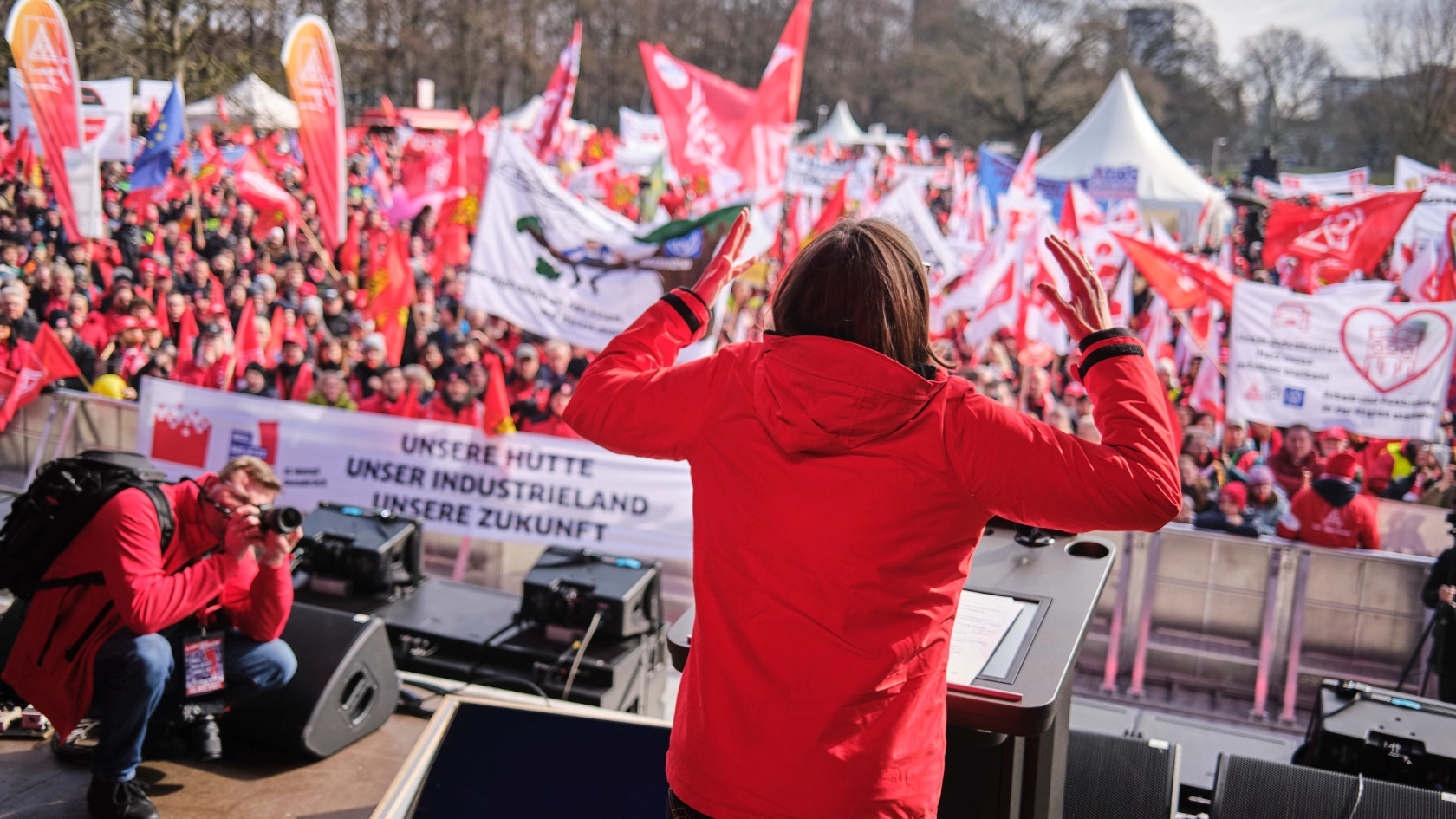 Rund 9.000 Gewerkschafterinnen und Gewerkschafter zeigen in Hannover Flagge für Industriearbeitsplätze und gegen Kahlschlag – Deutschland muss Industrieland bleiben!