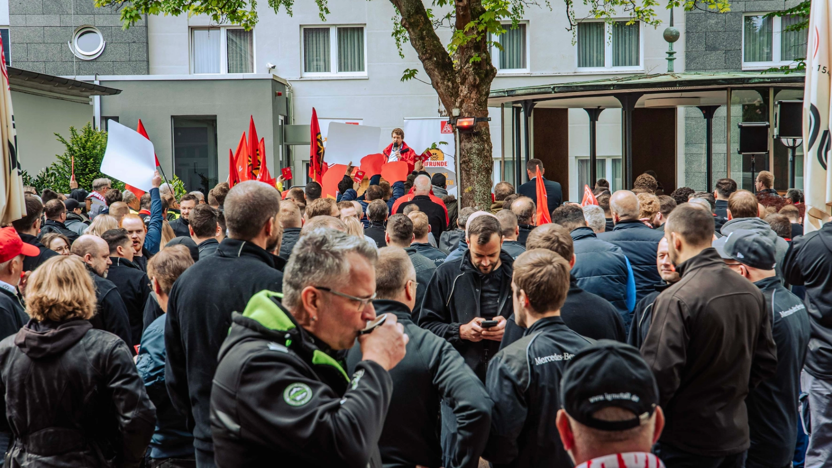 Dritte Verhandlung im KFZ-Gewerbe gestartet: 800 Beschäftigte zeigen Arbeitgeber rote Karte!