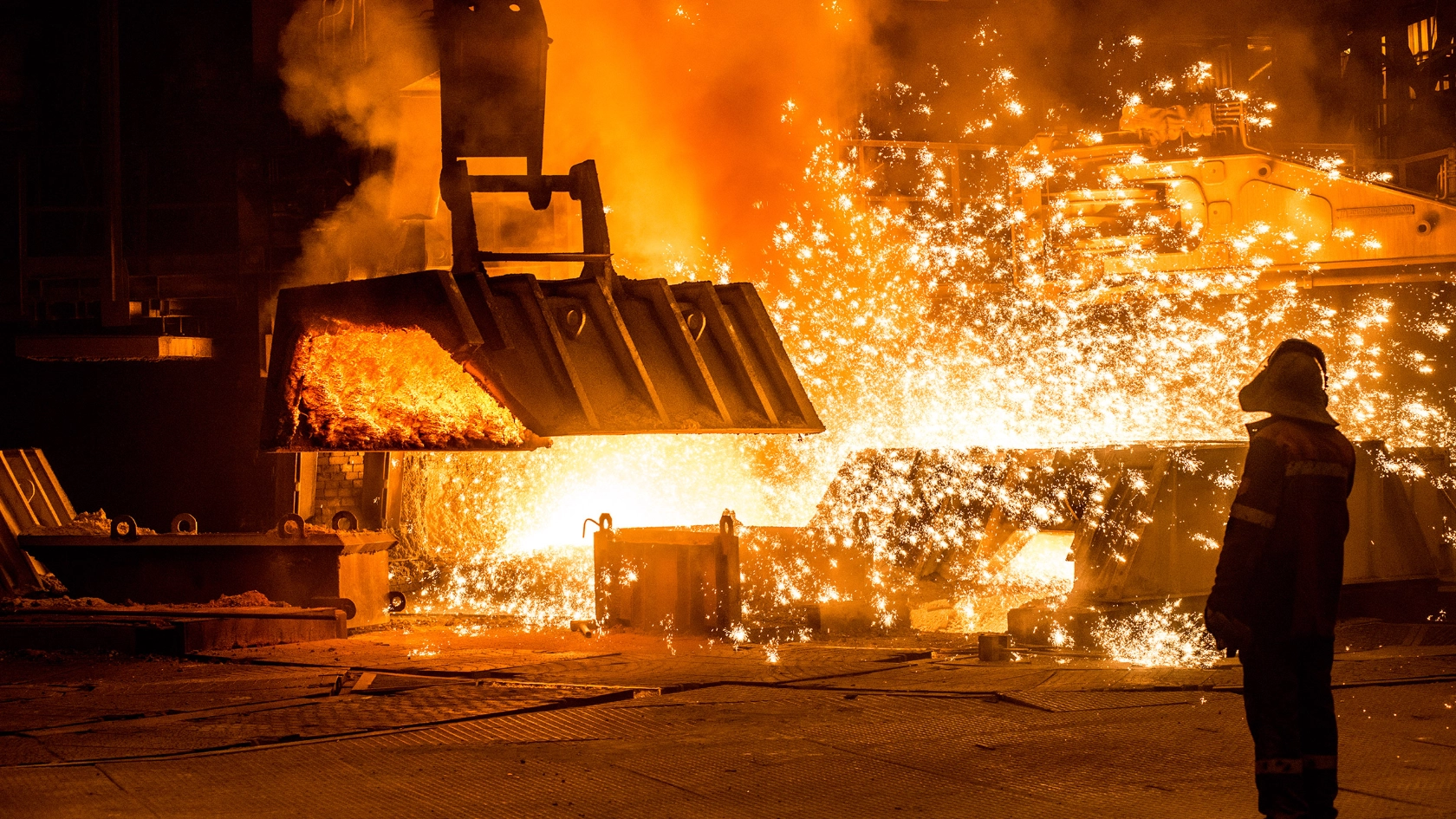Gießen von flüssigem Metall in einem Stahlwerk