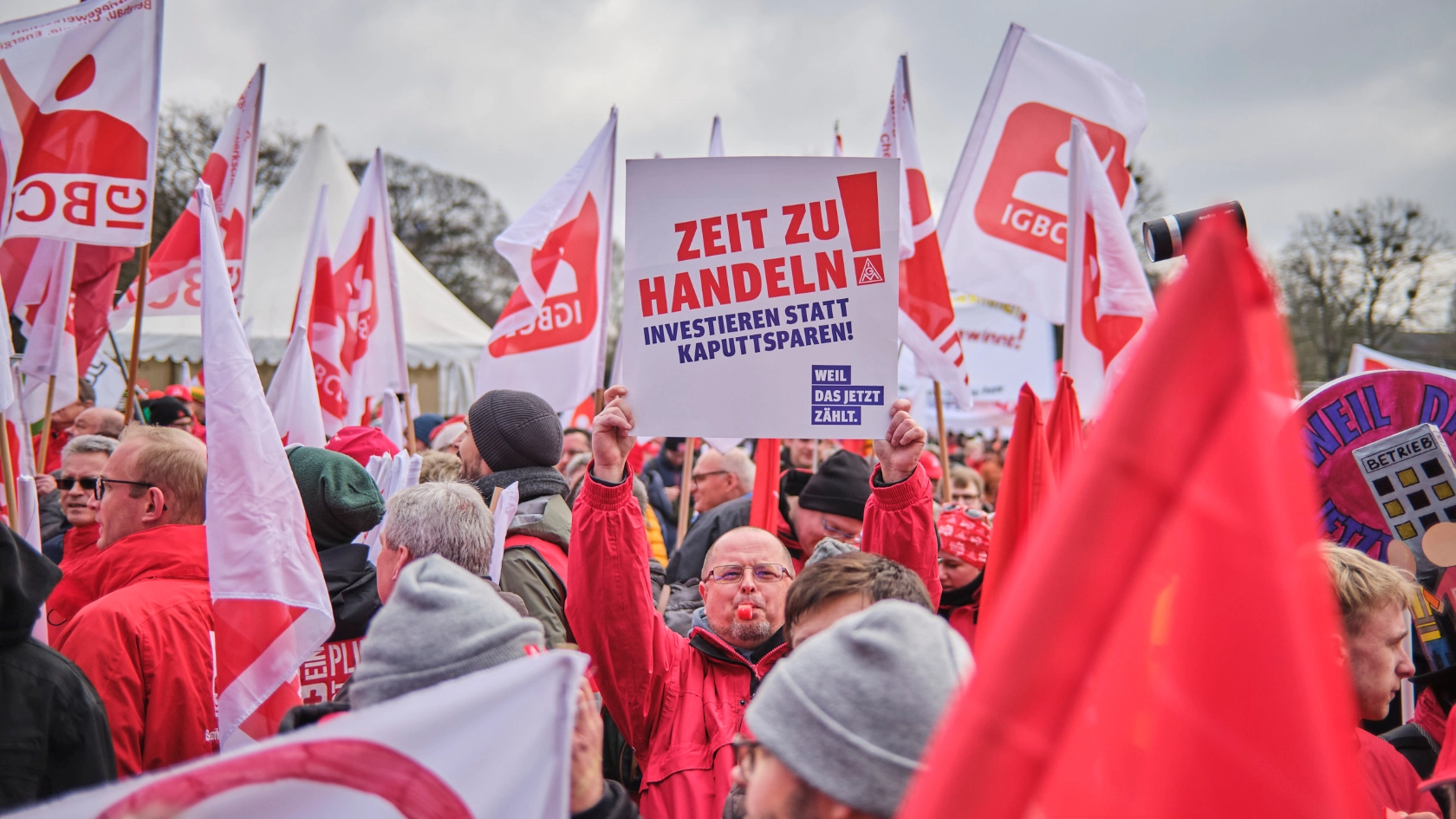Rund 9.000 Gewerkschafterinnen und Gewerkschafter zeigen in Hannover Flagge für Industriearbeitsplätze und gegen Kahlschlag – Deutschland muss Industrieland bleiben!