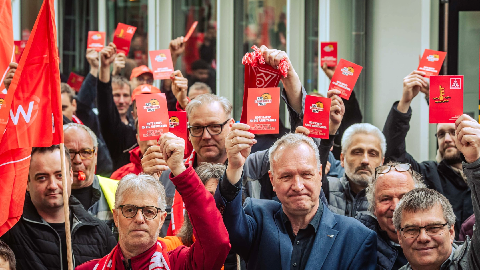 Dritte Verhandlung im KFZ-Gewerbe gestartet: 800 Beschäftigte zeigen Arbeitgeber rote Karte!
