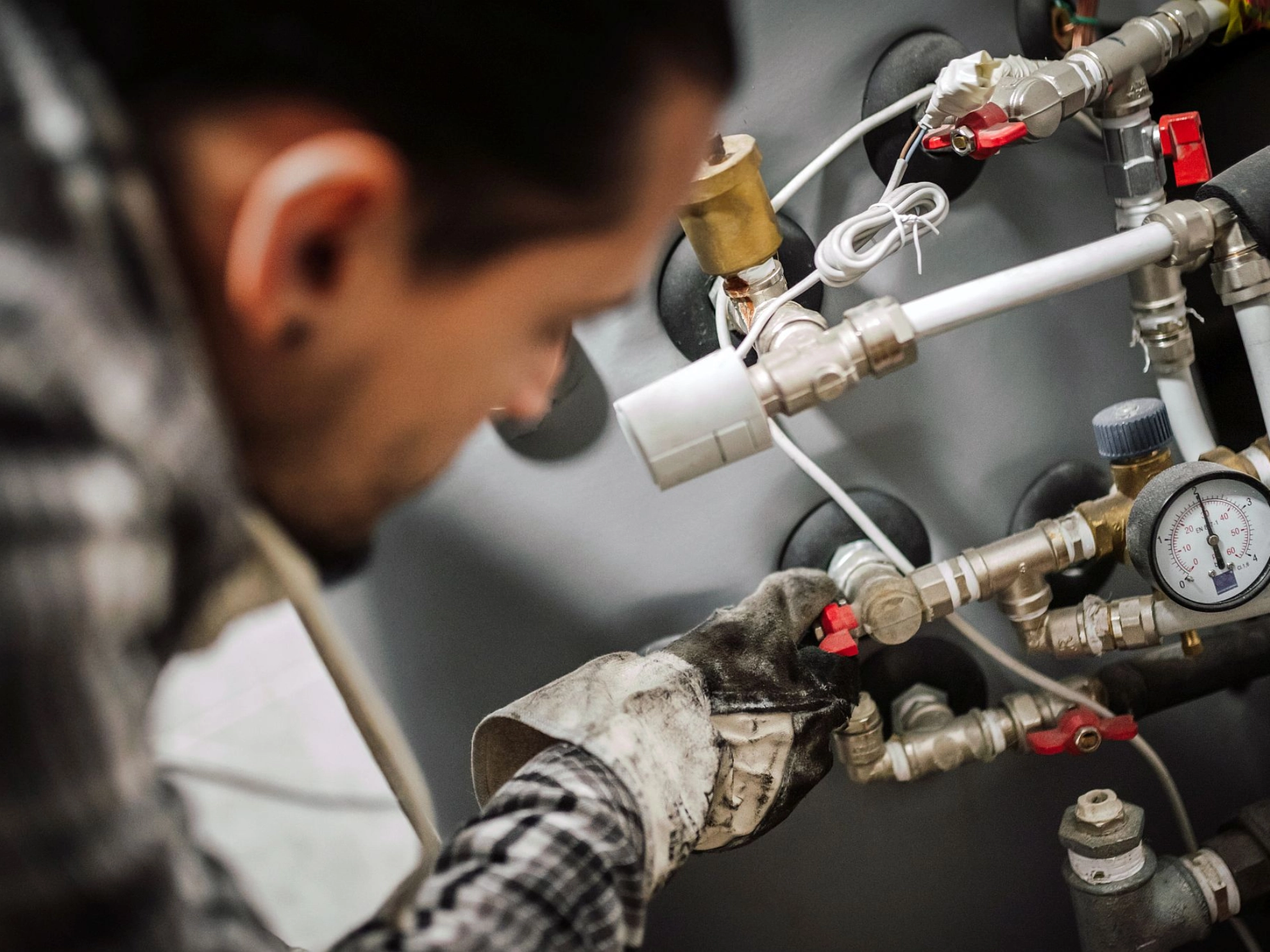 Heizungsingenieur montiert Heizungsanlage