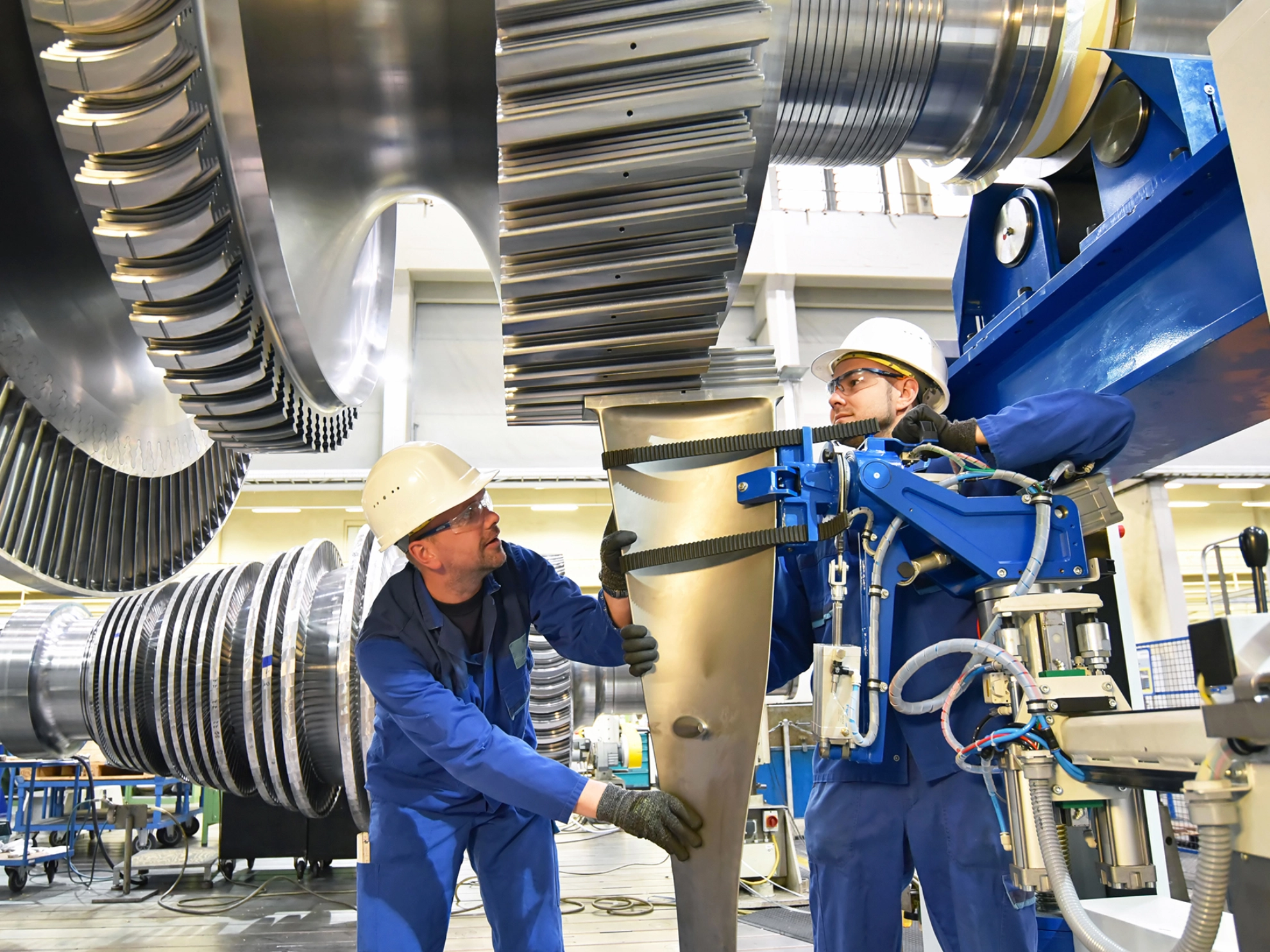 Arbeiter montieren eine Gasturbine