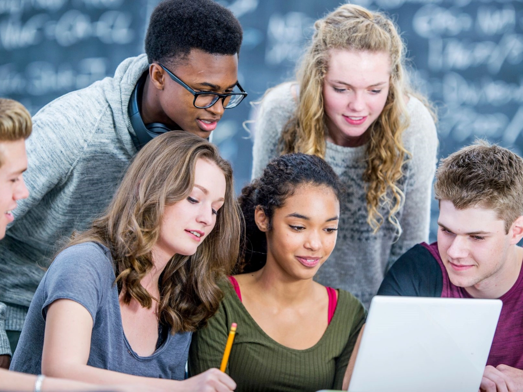 Junge Menschen vor Laptop