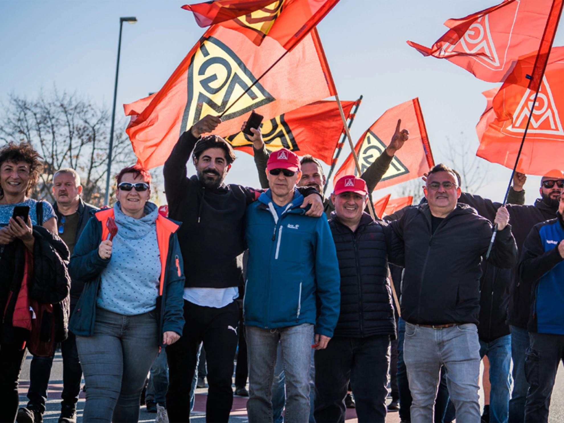 Metaller*innen Fahnen Demo Streik