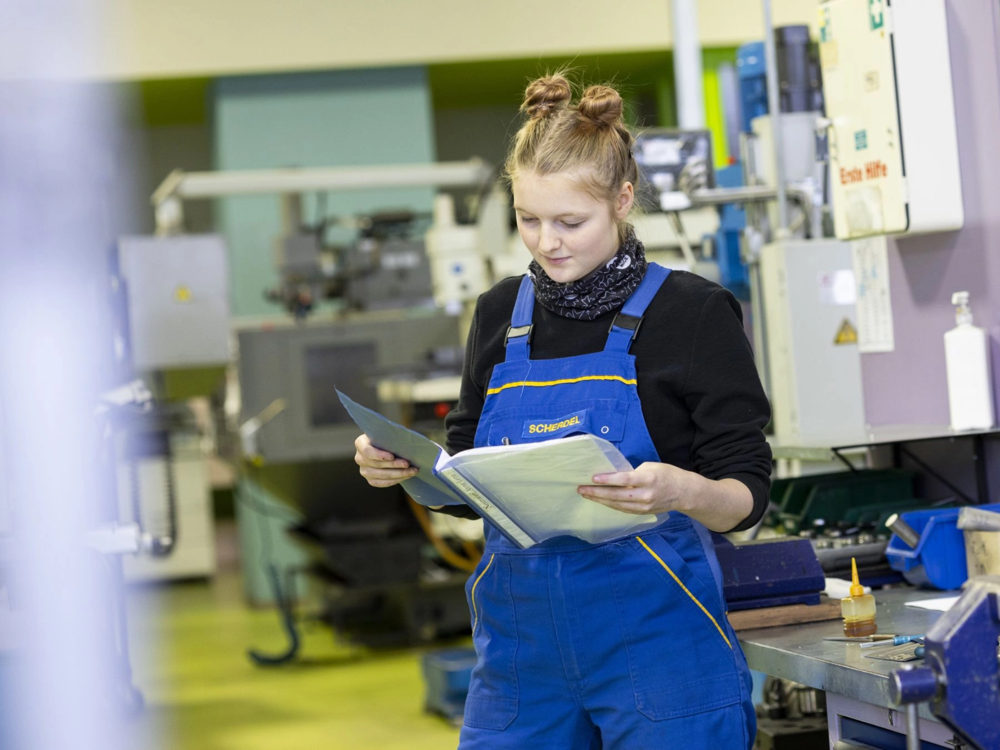 Auszubildende Anna-Lena Neumaier schaut ins Berichtsheft