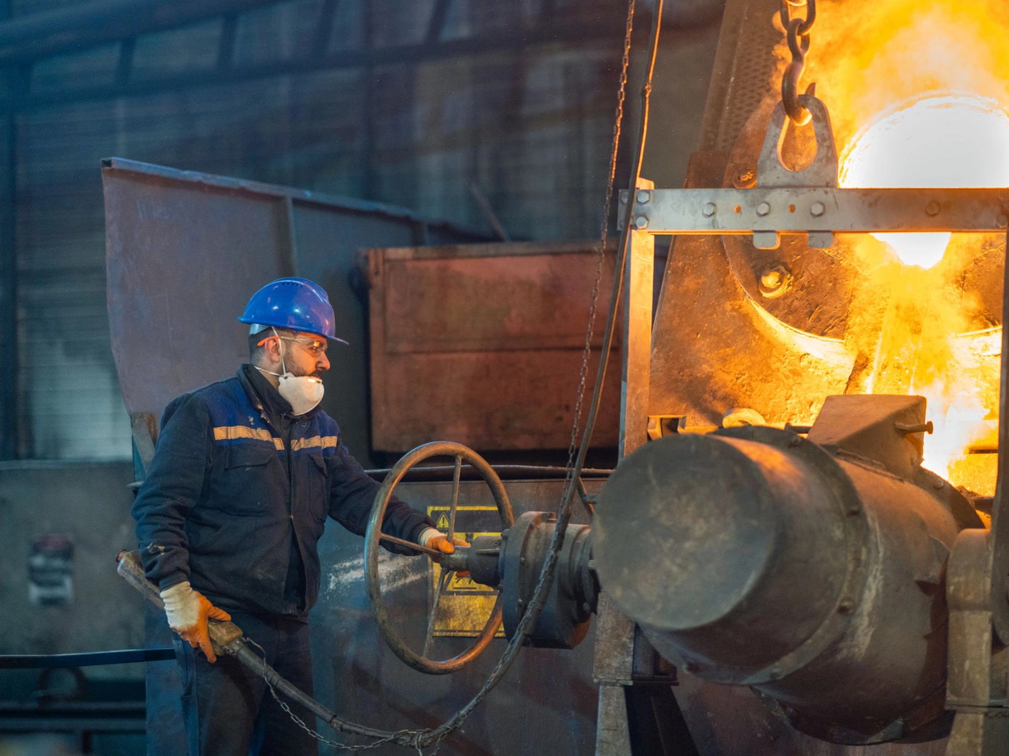 Stahlarbeiter kontrolliert heißen Metallguss