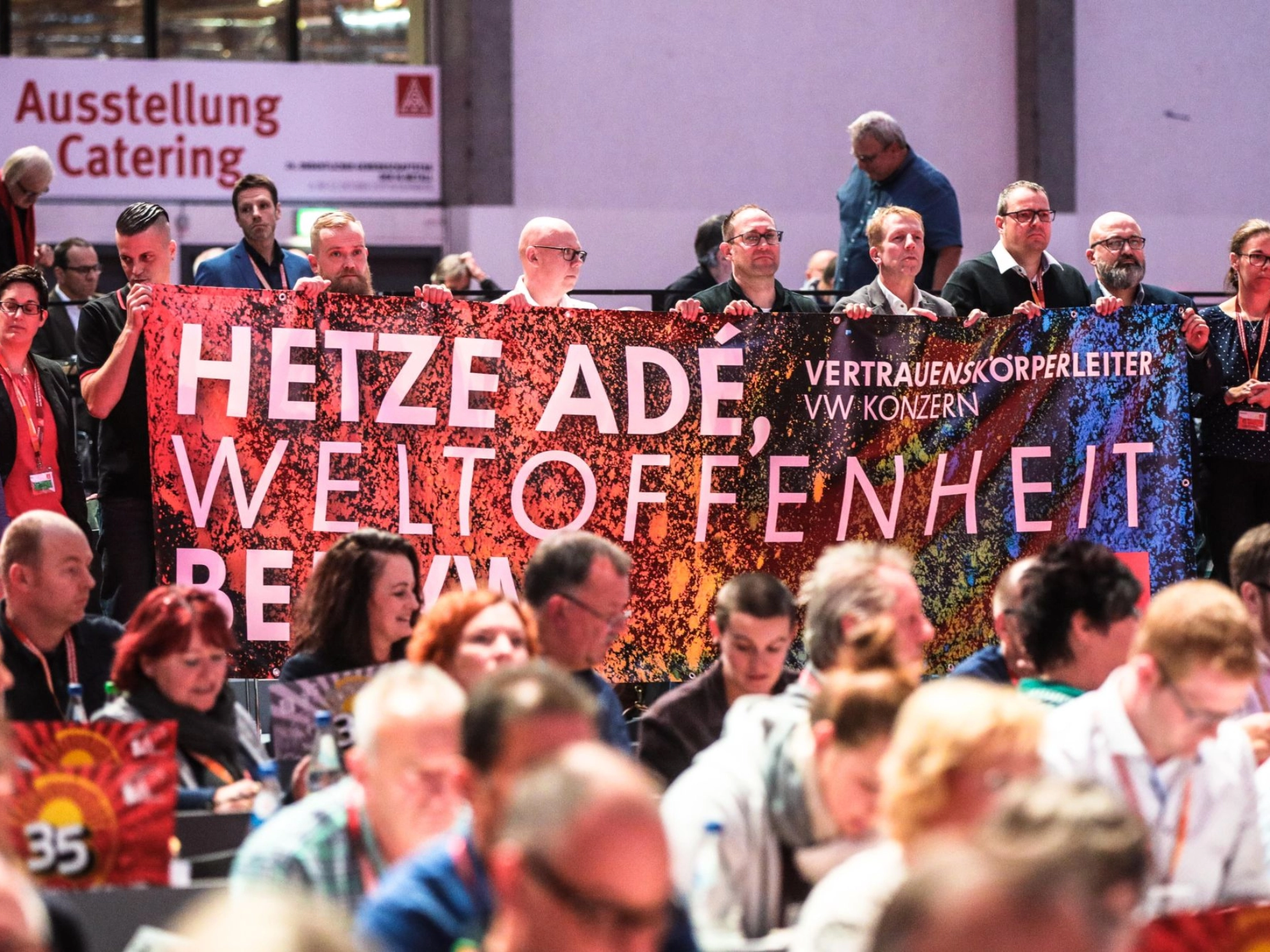 Vertrauensleute von VW halten ein Banner gegen Hetze im Betrieb auf dem Gewerkschaftstag 2019 der IG Metall