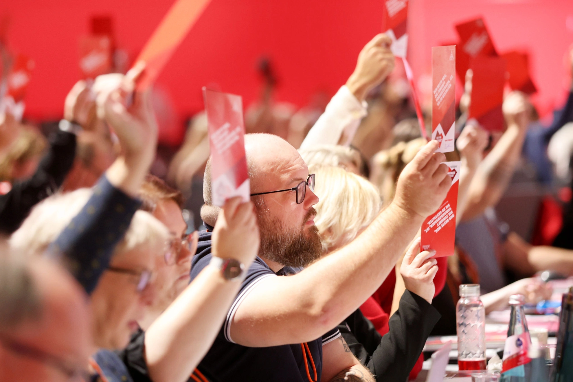 Delegierte stimmen ab bei der Antragsberatung beim Gewerkschaftstag in Frankfurt