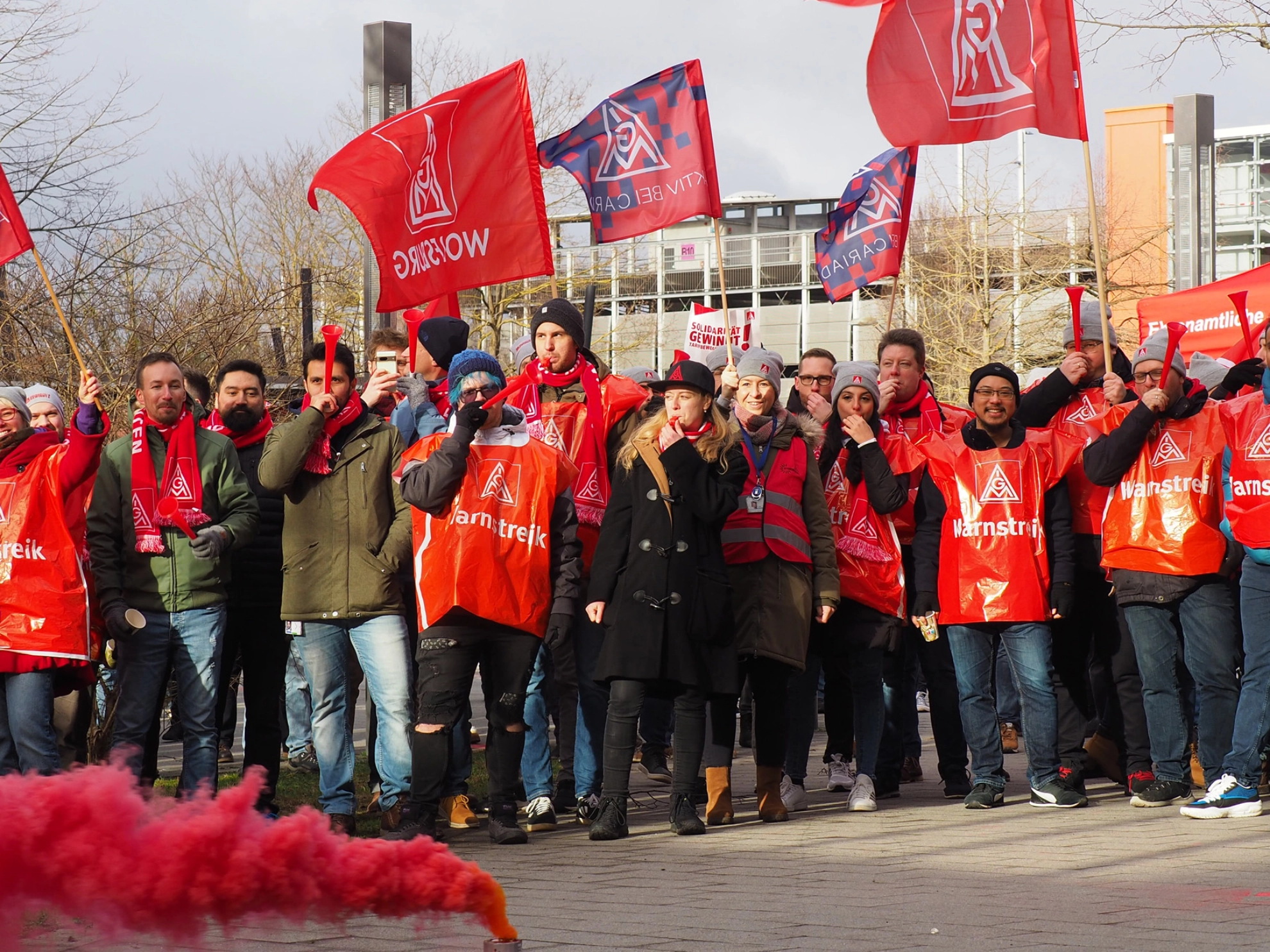 Beschäftigte der VW-Softwaretochter CARIAD beim Warnstreik in Wolfsburg