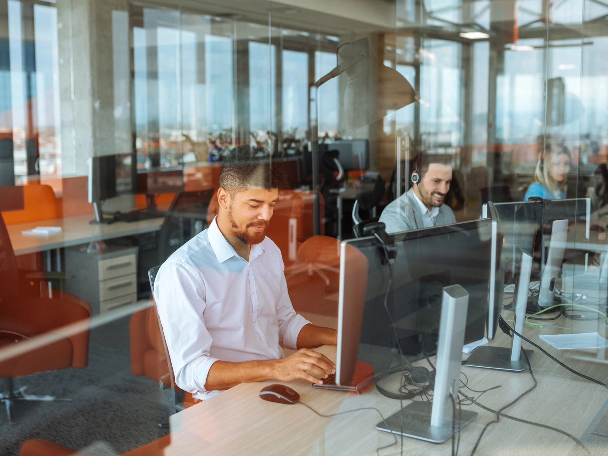 Ein Team von Entwicklern sitzt vor den Rechnern und arbeitet