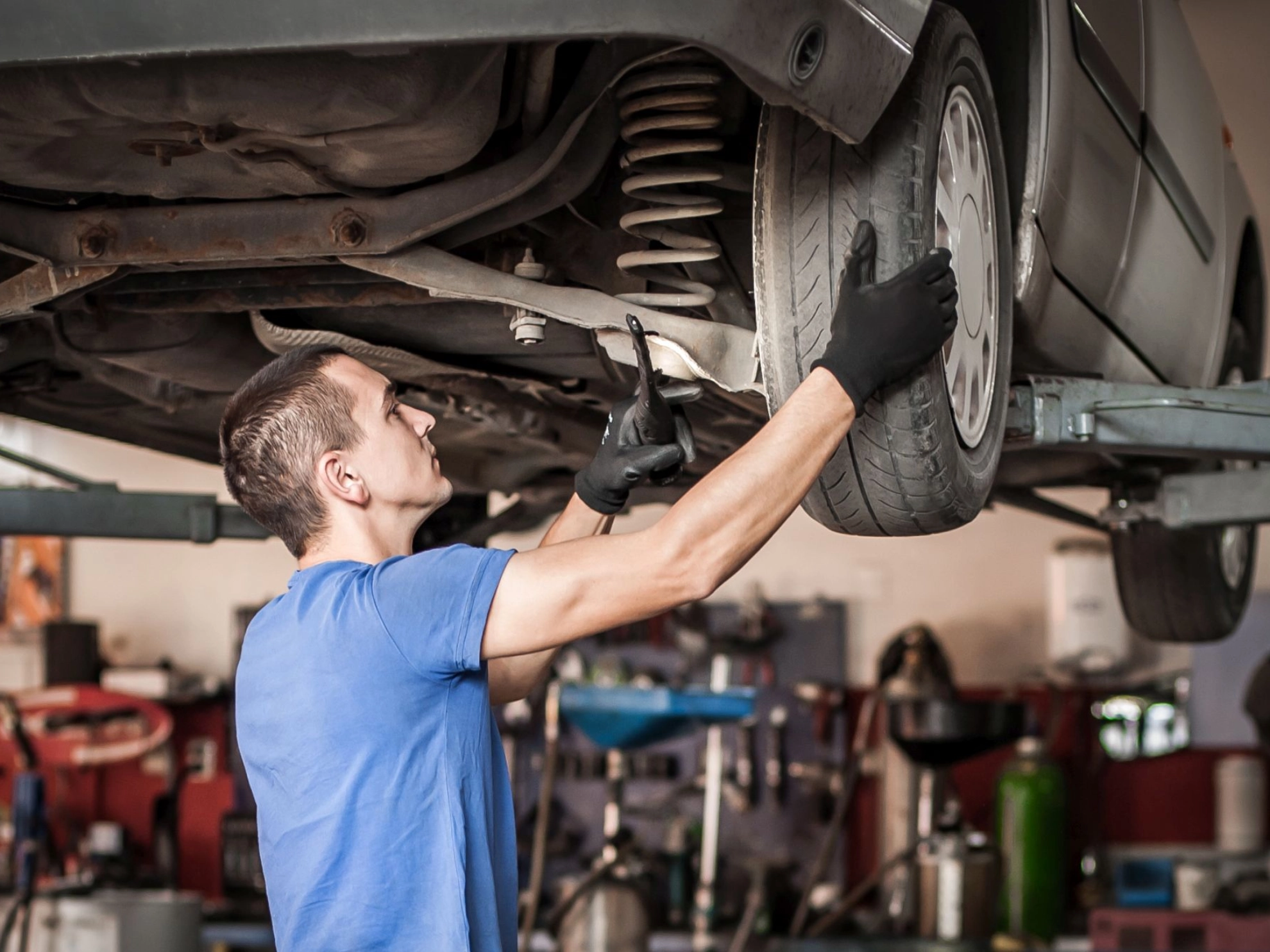 Kfz-Mechaniker bei der Arbeit an einem Auto