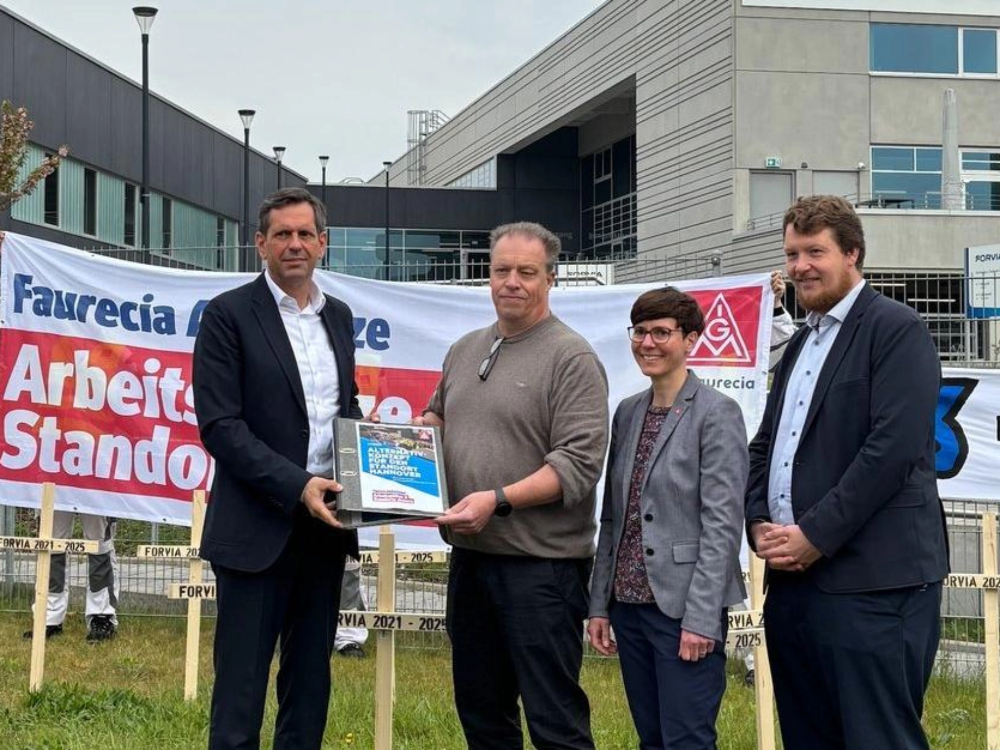 Aktion bei Faurecia am 23.4.2025 mit Olaf Lies