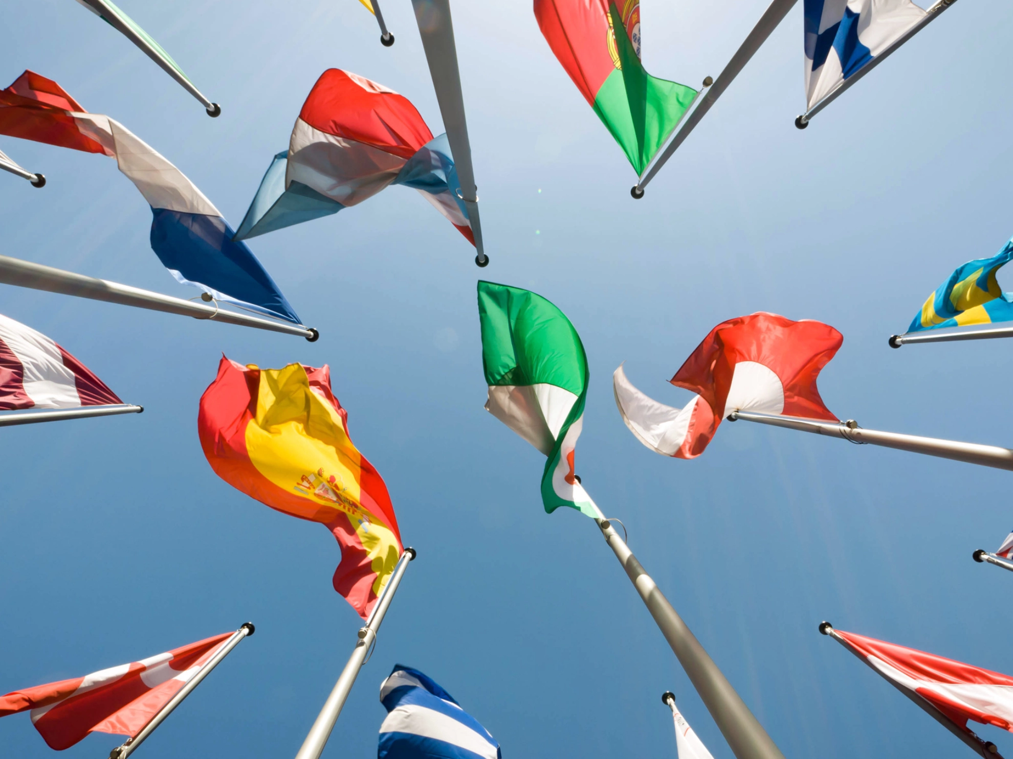 Einige Europäische Flaggen von unten fotografiert