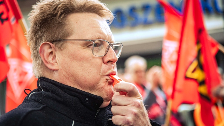 Dritte Verhandlung im KFZ-Gewerbe gestartet: 800 Beschäftigte zeigen Arbeitgeber rote Karte!