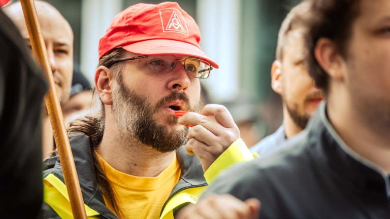 Dritte Verhandlung im KFZ-Gewerbe gestartet: 800 Beschäftigte zeigen Arbeitgeber rote Karte!