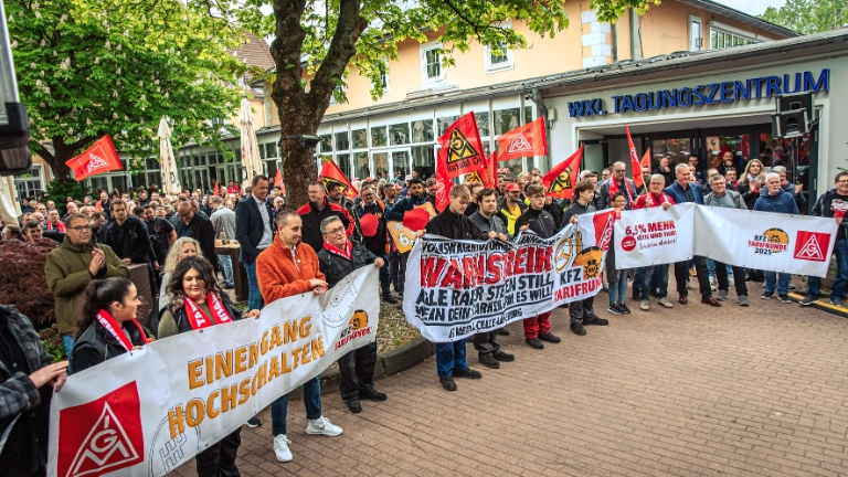 Dritte Verhandlung im KFZ-Gewerbe gestartet: 800 Beschäftigte zeigen Arbeitgeber rote Karte!