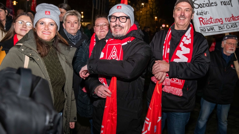 Kundgebung in Wolfsburg: "Stoppt den Kahlschlag"