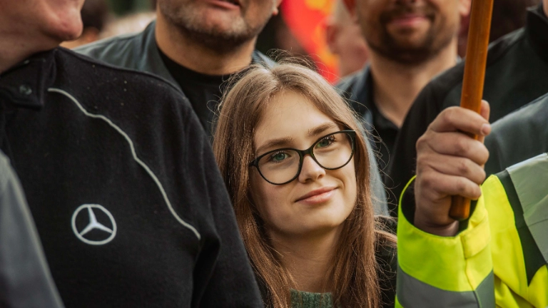 Dritte Verhandlung im KFZ-Gewerbe gestartet: 800 Beschäftigte zeigen Arbeitgeber rote Karte!