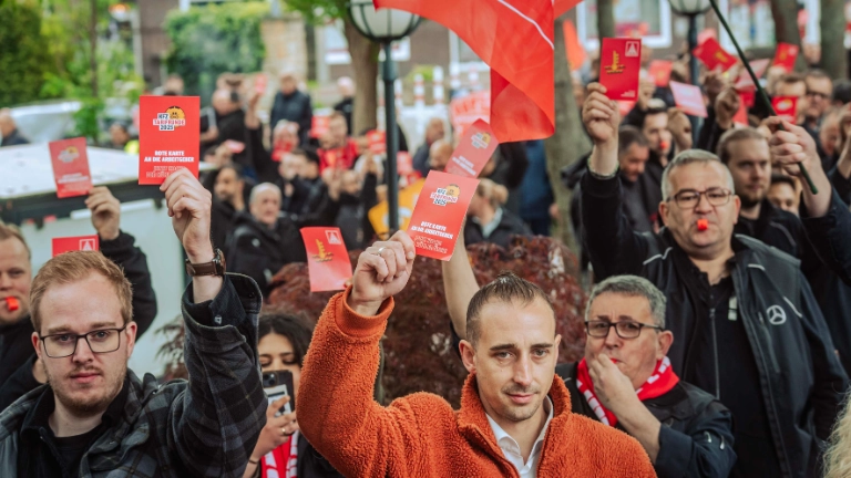 Dritte Verhandlung im KFZ-Gewerbe gestartet: 800 Beschäftigte zeigen Arbeitgeber rote Karte!