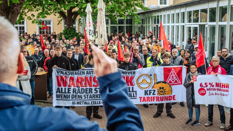 Dritte Verhandlung im KFZ-Gewerbe gestartet: 800 Beschäftigte zeigen Arbeitgeber rote Karte!