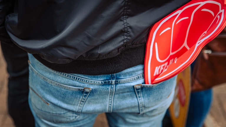 Dritte Verhandlung im KFZ-Gewerbe gestartet: 800 Beschäftigte zeigen Arbeitgeber rote Karte!