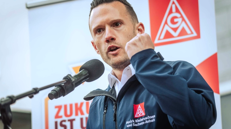 Dritte Verhandlung im KFZ-Gewerbe gestartet: 800 Beschäftigte zeigen Arbeitgeber rote Karte!